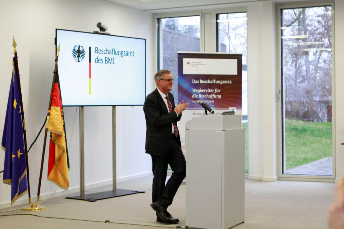 Hans-Georg Engelke, Staatssekretär im BMI, gratulierte Dr. Alexander Eisvogel zu seinen neuen Aufgaben
