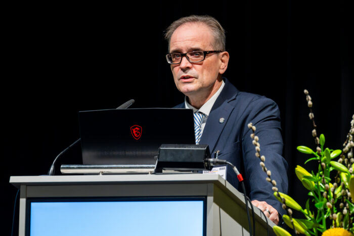 BeschA-Präsident Dr. Alexander Eisvogel bei seiner Keynote zum Deutschen Vergabetag