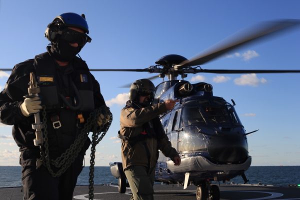 Polizisten mit Hubschrauber auf Polizeischiff