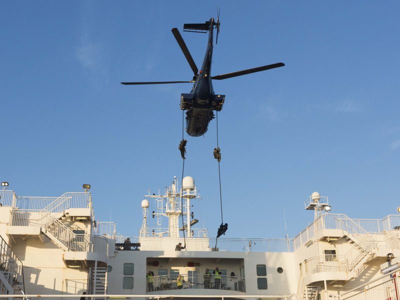 GSG 9 Mitarbeiter werden aus einem Helikopter auf ein Schiff abgeseilt.